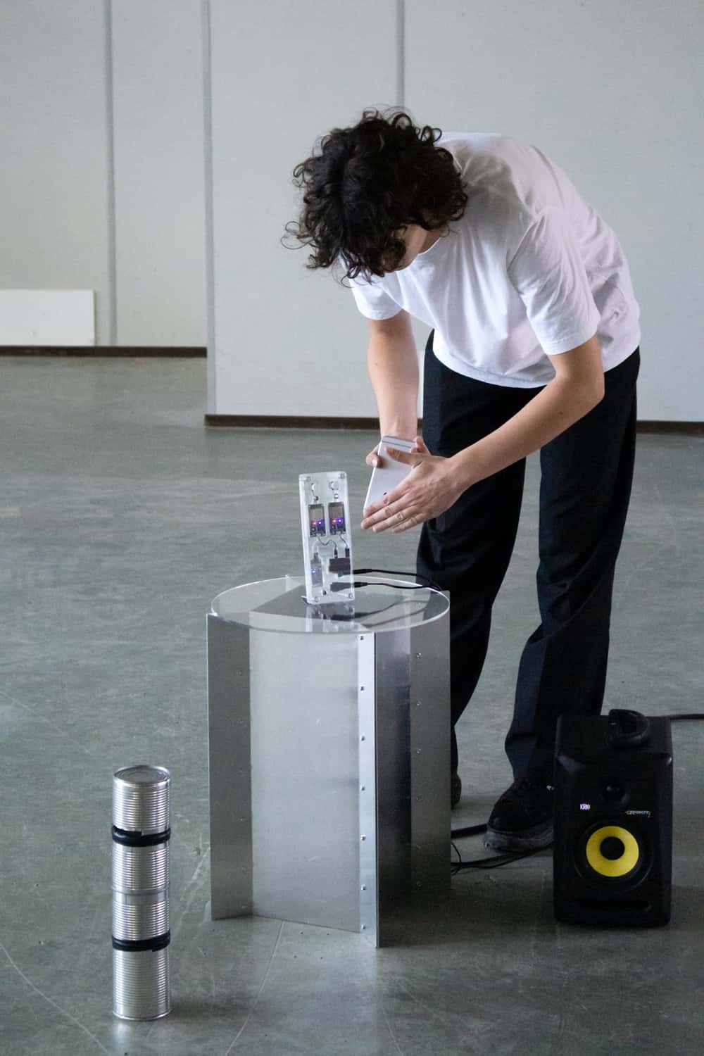 Zoé is covering the phone's Wi-Fi antenna with her hand to influence the sound.